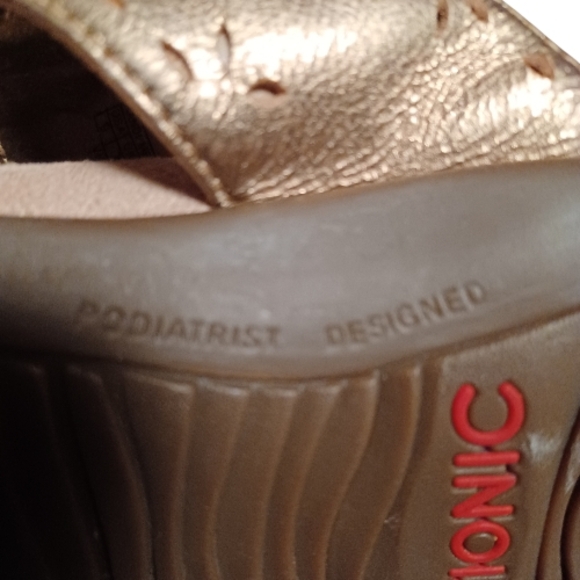 Vionic Ortho 'Randi' Gold Sandals - Picture 5 of 11